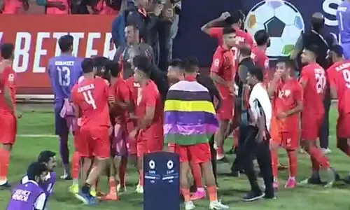 ‘സർക്കാറിന്‍റെ ശ്രദ്ധയിൽ കൊണ്ടുവരാൻ ആഗ്രഹിച്ചു...’; സാഫ് കപ്പ് വിജയാഘോഷത്തിനിടെ ‘മണിപ്പൂർ പതാക’യുമായി ഇന്ത്യൻ താരം; വിവാദം