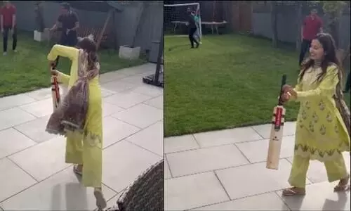 യൂനുസ് ഖാനോടൊപ്പം ക്രിക്കറ്റ് കളിച്ച് വനിതാ ഡോക്ടർ; വൈറലായി വിഡിയോ യൂനുസ് ഖാനോടൊപ്പം ക്രിക്കറ്റ് കളിച്ച് വനിതാ ഡോക്ടർ; വൈറലായി വിഡിയോ