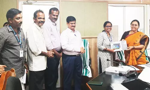 പരിശോധനകള് തത്സമയം റിപ്പോര്ട്ട് ചെയ്യാന് ഭക്ഷ്യ സുരക്ഷാ ഓഫീസര്മാര്ക്ക് നൂതന ടാബുകള് പരിശോധനകള് തത്സമയം റിപ്പോര്ട്ട് ചെയ്യാന് ഭക്ഷ്യ സുരക്ഷാ ഓഫീസര്മാര്ക്ക് നൂതന ടാബുകള്