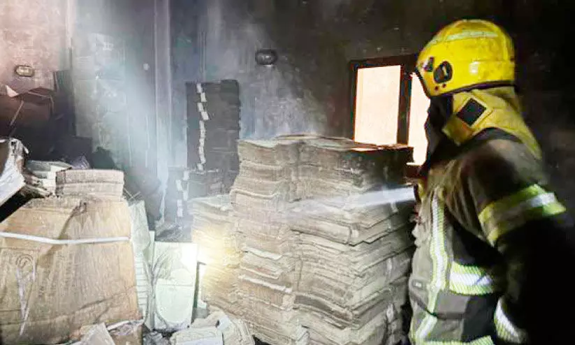 തീപടർന്ന വീട്ടിൽ അകപ്പെട്ടവരെ രക്ഷിച്ചു തീപടർന്ന വീട്ടിൽ അകപ്പെട്ടവരെ രക്ഷിച്ചു