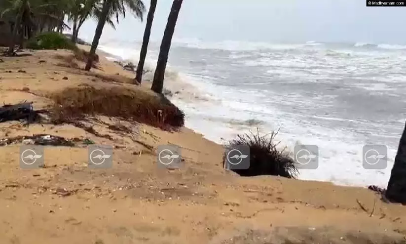 മഴ: കുമ്പള പെറുവാഡ് തീരത്ത് 25ഓളം വീടുകൾ കടലാക്രമണ ഭീഷണിയിൽ മഴ: കുമ്പള പെറുവാഡ് തീരത്ത് 25ഓളം വീടുകൾ കടലാക്രമണ ഭീഷണിയിൽ