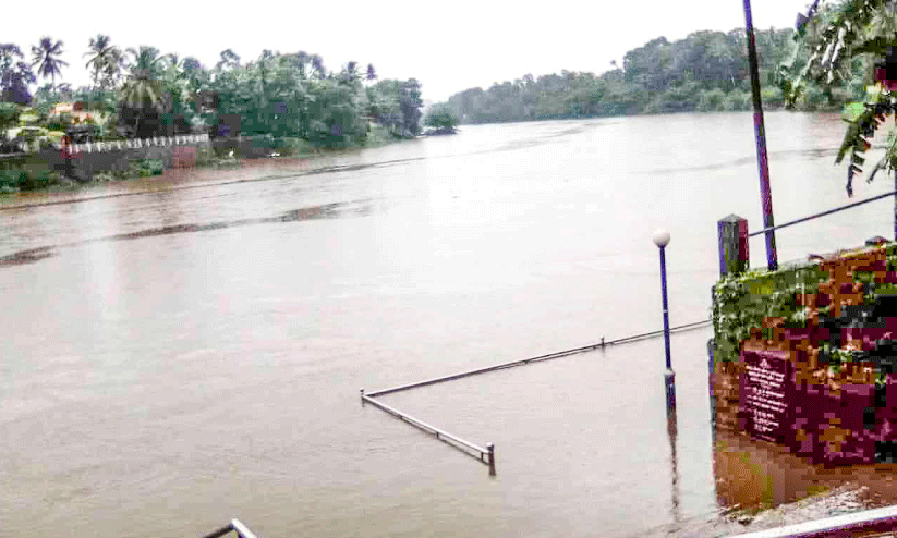 മൂവാറ്റുപുഴയാറ്റിൽ ജലനിരപ്പ് ഉയരുന്നു; താഴ്ന്ന പ്രദേശങ്ങൾ വെള്ളപ്പൊക്ക ഭീഷണിയിൽ മൂവാറ്റുപുഴയാറ്റിൽ ജലനിരപ്പ് ഉയരുന്നു; താഴ്ന്ന പ്രദേശങ്ങൾ വെള്ളപ്പൊക്ക ഭീഷണിയിൽ