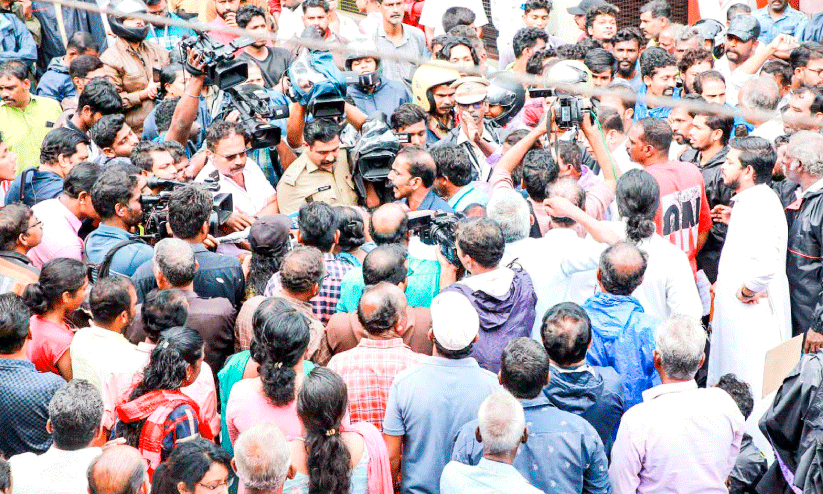 മഴ തുടരുന്നു, കെടുതികളും... എറണാകുളം ജില്ലയിലെ താഴ്ന്ന പ്രദേശങ്ങൾ വെള്ളത്തിലായി മഴ തുടരുന്നു, കെടുതികളും... എറണാകുളം ജില്ലയിലെ താഴ്ന്ന പ്രദേശങ്ങൾ വെള്ളത്തിലായി