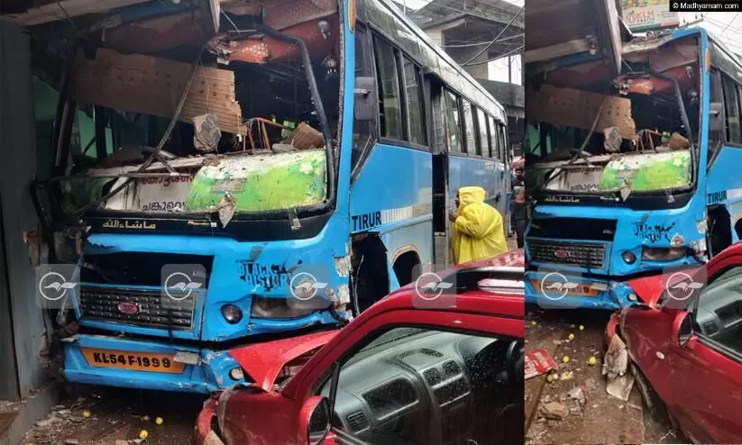 നിയന്ത്രണംവിട്ട സ്വകാര്യ ബസ് ഫ്രൂട്ട്സ് കടയിലേക്ക് ഇടിച്ചു കയറി