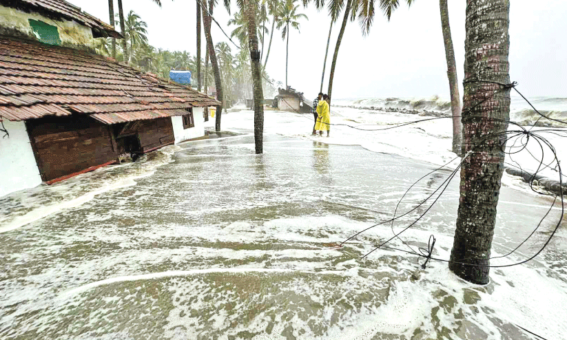 കലിതുള്ളി കടൽ; പൊന്നാനിയിൽ നിരവധി വീടുകൾ തകർന്നു