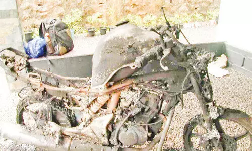 നിര്ത്തിയിട്ട ബൈക്ക് കത്തിനശിച്ചു നിര്ത്തിയിട്ട ബൈക്ക് കത്തിനശിച്ചു