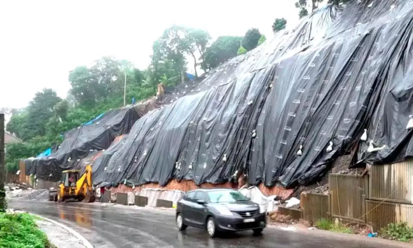 മം​ഗ​ളൂ​രു-​മ​ടി​ക്കേ​രി പാ​ത​ക്ക് ഭീ​ഷ​ണി​യാ​യി കു​ട​ക് ക​ല​ക്ട​റേ​റ്റ് മ​തി​ൽ ത​ക​രു​ന്നു