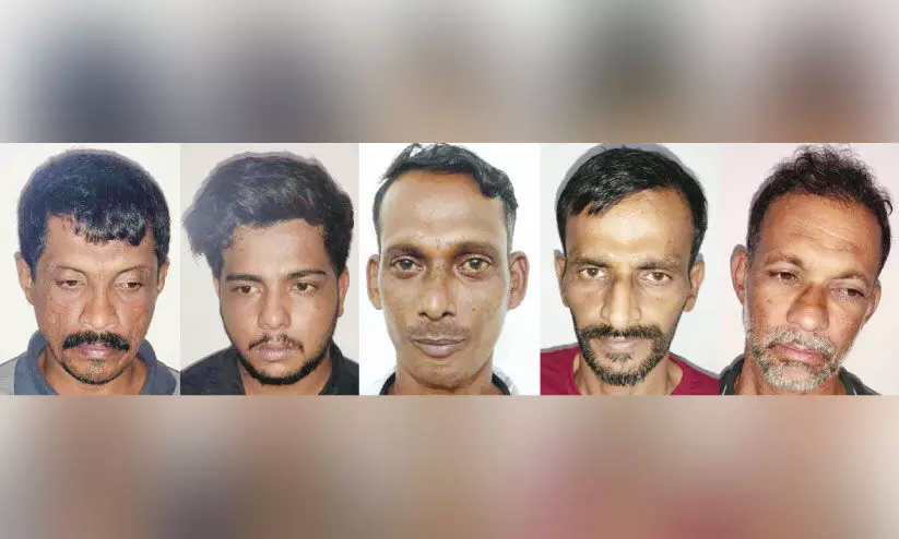 മഞ്ചേരിയിൽ കഞ്ചാവുമായി അഞ്ചുപേർ പിടിയിൽ മഞ്ചേരിയിൽ കഞ്ചാവുമായി അഞ്ചുപേർ പിടിയിൽ