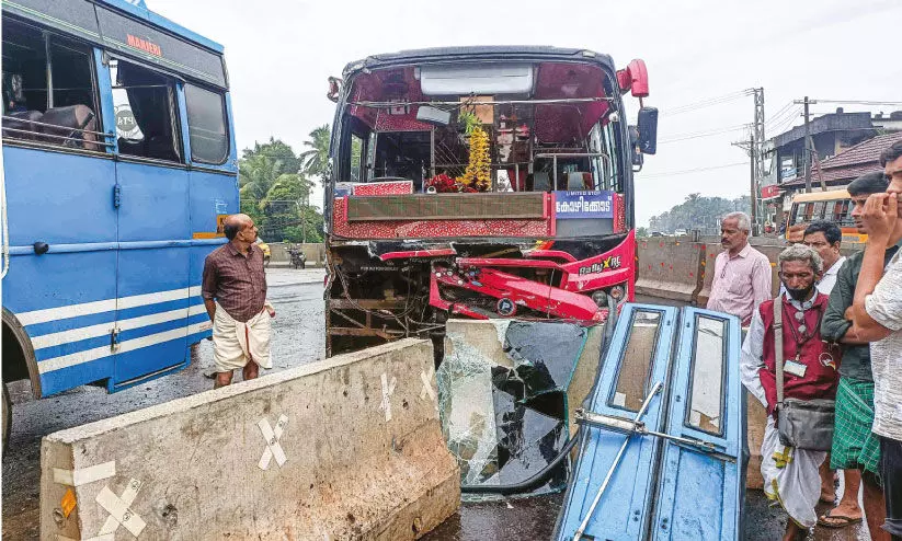 ബസുകൾ കൂട്ടിയിടിച്ച്​ നിരവധി പേർക്ക് പരിക്ക്