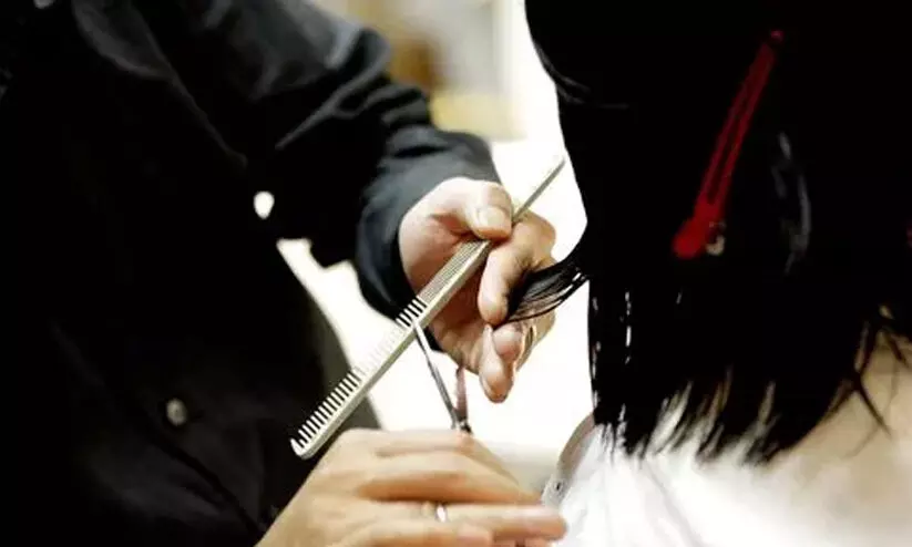 അച്ചടക്കനടപടിയുടെ പേരിൽ വിദ്യാർഥികളുടെ മുടി മുറിച്ച അധ്യാപികയെ പുറത്താക്കി