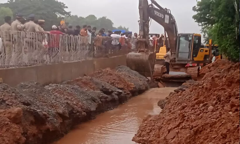 വെള്ളക്കെട്ട് പരിഹരിക്കാൻ റോഡ് വെട്ടിപ്പൊളിച്ച് ഓവുചാൽ ഒരുക്കി