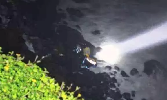 ഓട്ടോ കടലിലേക്ക് വീണ് ഡ്രൈവറെ കാണാതായി ഓട്ടോ കടലിലേക്ക് വീണ് ഡ്രൈവറെ കാണാതായി