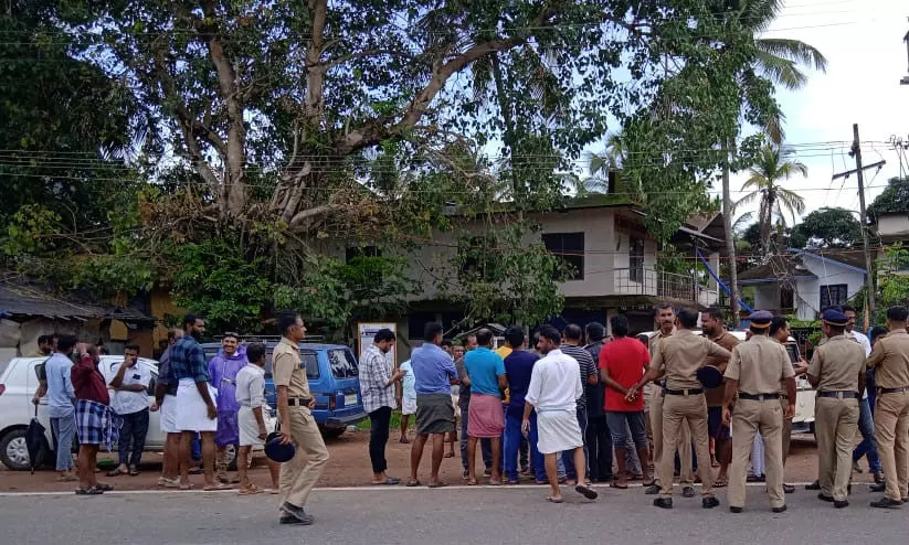വെള്ളക്കെട്ട്; മുഴപ്പിലങ്ങാട് ദേശീയ പാതയും ഓഫീസും ഉപരോധിച്ച് നാട്ടുകാർ
