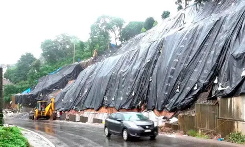 മം​ഗ​ളൂ​രു-​മ​ടി​ക്കേ​രി പാ​ത​ക്ക് ഭീ​ഷ​ണി​യാ​യി കു​ട​ക് ക​ല​ക്ട​റേ​റ്റ് മ​തി​ൽ ത​ക​രു​ന്നു