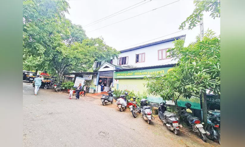 പേ​ര് താ​ലൂ​ക്ക് ആ​ശു​പ​ത്രി; പ്ര​വ​ർ​ത്ത​നം പ്രൈ​മ​റി ഹെ​ൽ​ത്ത് സെ​ന്റ​റി​ന്റേ​ത്