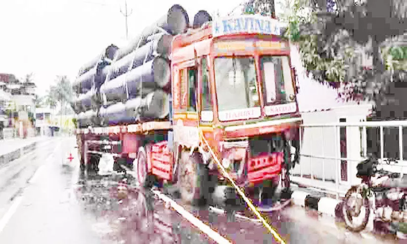 ക​ണ്ടെ​യ്ന​ർ ലോ​റി​യും റി​ക്ക​വ​റി വാ​നും കൂ​ട്ടി​യി​ടി​ച്ച് ര​ണ്ടു​പേ​ർ​ക്ക് പ​രി​ക്ക്