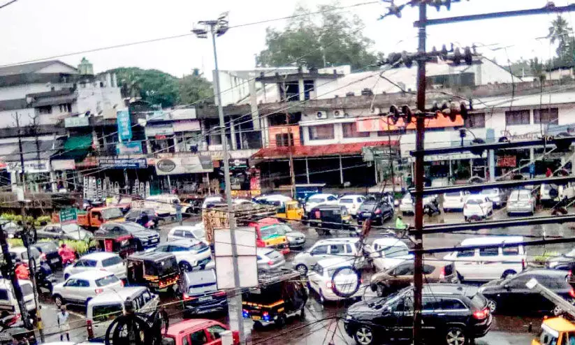 നഗരം ഗതാഗതക്കുരുക്കിൽ നഗരം ഗതാഗതക്കുരുക്കിൽ