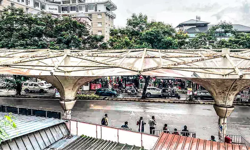 ‘വവ്വാൽ’ ബസ് കാത്തിരിപ്പു കേന്ദ്രം തുരുമ്പെടുക്കുന്നു