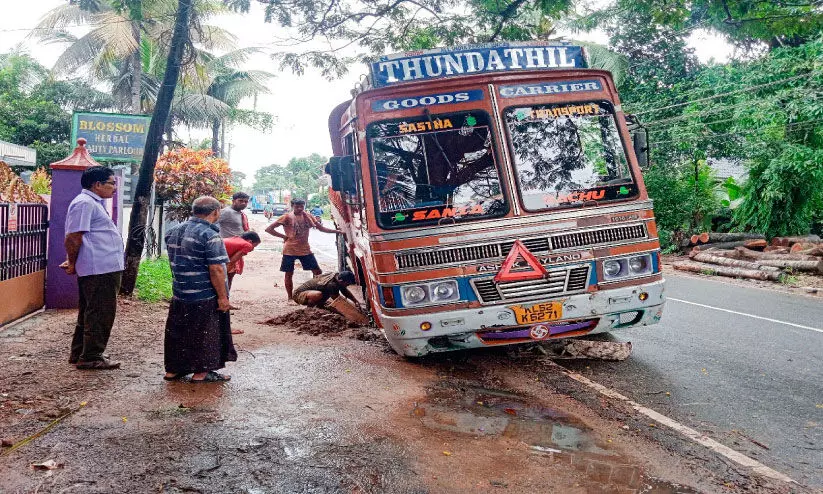 പൈപ്പുകൾ കുഴിച്ചിട്ട് ശരിയായി മൂടിയില്ല; അപകടം പതിയിരിക്കുന്നു പൈപ്പുകൾ കുഴിച്ചിട്ട് ശരിയായി മൂടിയില്ല; അപകടം പതിയിരിക്കുന്നു