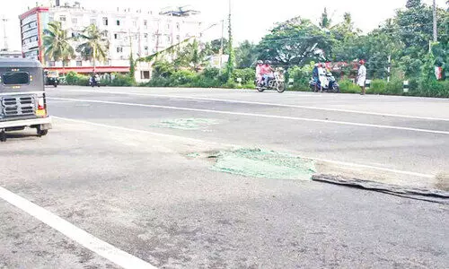 തിരൂർ താഴെപ്പാലം അപ്രോച്ച് റോഡിലെ കുഴികൾ അടച്ചു തിരൂർ താഴെപ്പാലം അപ്രോച്ച് റോഡിലെ കുഴികൾ അടച്ചു