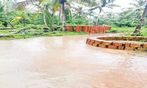 ന​ന്ന​മ്പ്ര കാ​ളം​തി​രു​ത്തി തോ​ടി​നു സ​മീ​പ​ത്തെ വീ​ടു​ക​ൾ വെ​ള്ള​പ്പൊ​ക്ക ഭീ​ഷ​ണി​യി​ൽ