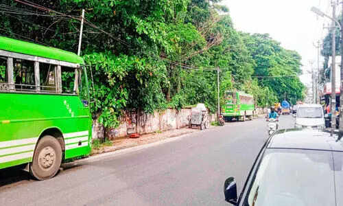 ന​ട​പ്പാ​ത കൈ​യേ​റി വാ​ഹ​ന​ങ്ങ​ളും കെ​ട്ടി​ട നി​ർ​മാ​ണ സാ​മ​ഗ്രി​ക​ളും
