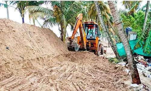 ക​ലി​യ​ട​ങ്ങാ​തെ ക​ട​ൽ;   നാ​ലാം​ദി​ന​വും ക​ട​ൽ ക​യ​റി