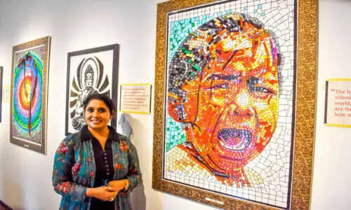 ഗ്ലാ​സി​ൽ വി​സ്മ​യ ചി​ത്ര​ങ്ങ​ൾ കോ​റി​യി​ട്ട് അ​മ്പി​ളി