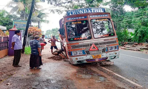പൈപ്പുകൾ കുഴിച്ചിട്ട്​ ശരിയായി മൂടിയില്ല; അപകടം പതിയിരിക്കുന്നു