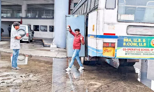 ചോർന്നൊലിച്ച്​ തൊടുപുഴ ഡിപ്പോ; ബസിൽ കയറാൻ പെടാപ്പാട്