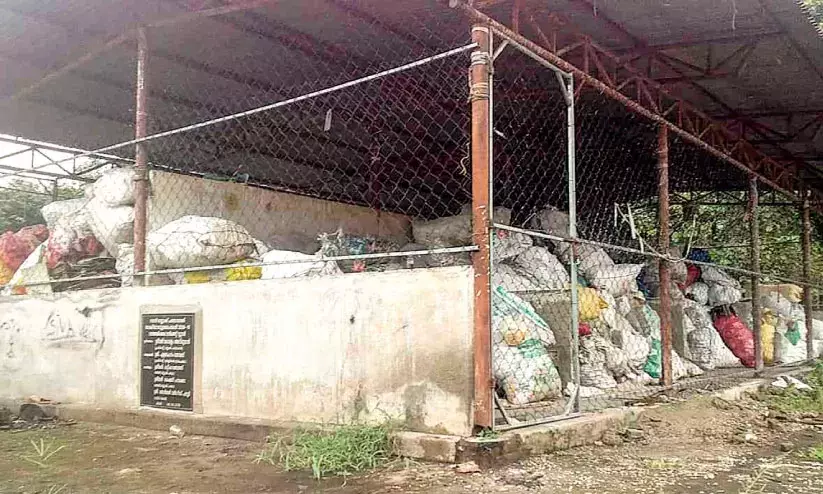 വടശ്ശേരിക്കര ചന്ത മാലിന്യ സംഭരണകേന്ദ്രമായി; തെരുവ് കൈയടക്കി കച്ചവടക്കാർ