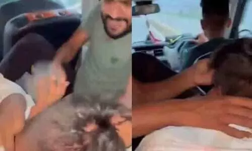 ചെരുപ്പൂരി മുഖത്തടിച്ചു; ഓടുന്ന കാറിൽ മുസ്‌ലിം യുവാവിന് ക്രൂര മർദനം