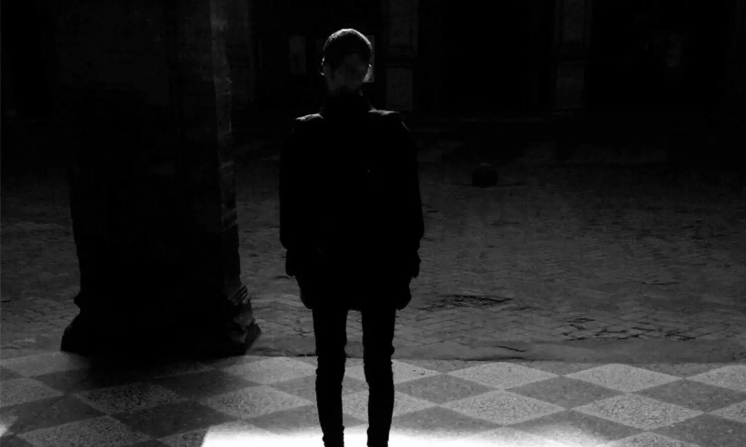 നിഴലുകൾ   നടക്കാനിറങ്ങുമ്പോൾ