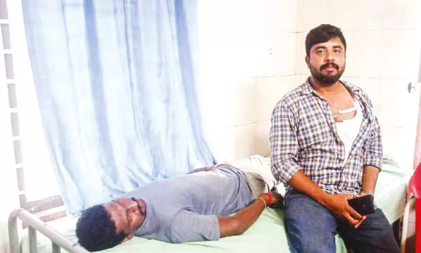 വാഹനം തട്ടിയെന്ന്; കെ.എസ്.ഇ.ബി ജീവനക്കാർക്ക് മർദനം വാഹനം തട്ടിയെന്ന്; കെ.എസ്.ഇ.ബി ജീവനക്കാർക്ക് മർദനം