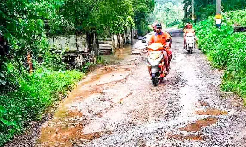പായിപ്ര മൈക്രോവേവ് റോഡ് തകർന്നു പായിപ്ര മൈക്രോവേവ് റോഡ് തകർന്നു