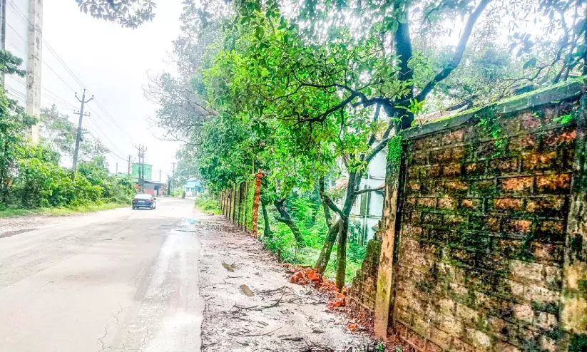 അപകട ഭീഷണിയായി ഫാക്ട് മതിൽ അപകട ഭീഷണിയായി ഫാക്ട് മതിൽ