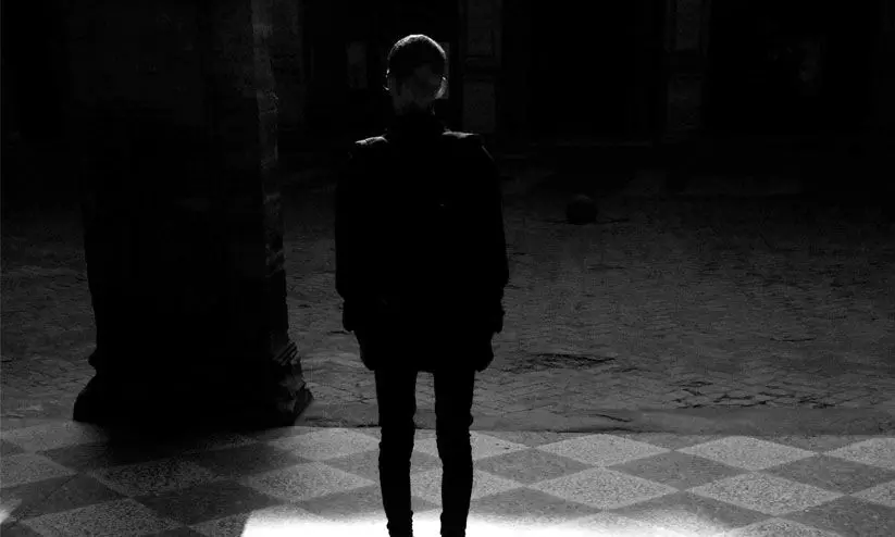 നിഴലുകൾ നടക്കാനിറങ്ങുമ്പോൾ നിഴലുകൾ നടക്കാനിറങ്ങുമ്പോൾ