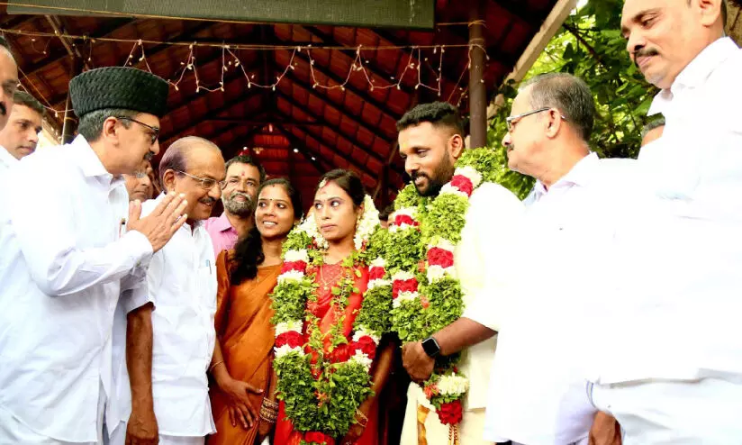 പാണക്കാട്​ തങ്ങൾ ആശീർവദിച്ചു; ഗീതയെ വിഷ്​ണു മിന്നുചാർത്തി