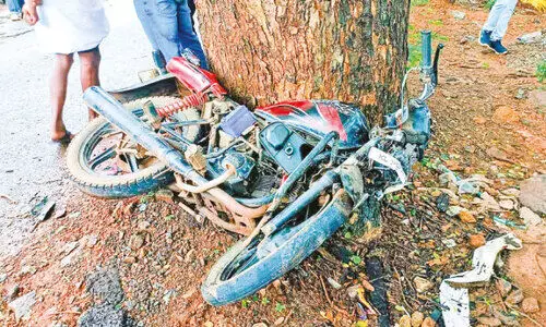 വാനും ബൈക്കും കൂട്ടിയിടിച്ച് മൂന്നുപേർക്ക് പരിക്ക് വാനും ബൈക്കും കൂട്ടിയിടിച്ച് മൂന്നുപേർക്ക് പരിക്ക്