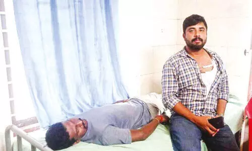 വാ​ഹ​നം ത​ട്ടി​യെ​ന്ന്; കെ.​എ​സ്.​ഇ.​ബി ജീ​വ​ന​ക്കാ​ർ​ക്ക് മ​ർ​ദ​നം