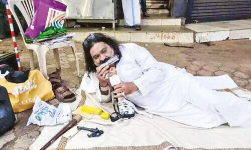 സിഗ്നൽ നന്നാക്കാത്തതിനെതിരെ പാട്ടുപാടി പ്രതിഷേധം