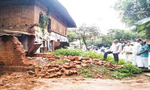 നൂറ് വർഷം പഴക്കമുള്ള ഇരുനില കെട്ടിടം തകർച്ച ഭീഷണിയിൽ