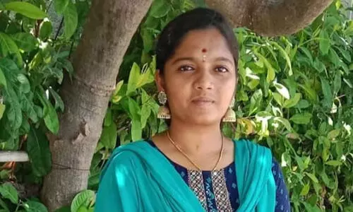 മൊബൈൽ ഫോൺ മോഷണം തടയാൻ ശ്രമിക്കുന്നതിനിടെ യുവതി ട്രെയിനിൽ നിന്ന് വീണു മരിച്ചു