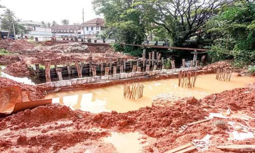 ഇരുമ്പുപാലത്തില്‍ വാഹനങ്ങള്‍ക്ക് നിരോധനം; ചേര്‍ത്തലയിൽ ഗതാഗതക്കുരുക്ക്