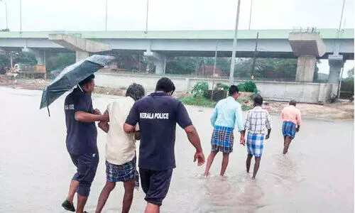 വെള്ളക്കെട്ടിൽ വീണയാളെ കോസ്റ്റല്‍ പൊലീസ് രക്ഷിച്ചു
