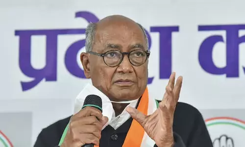 ഗോൾവാക്കറെ വിമർശിച്ച് പോസ്റ്റർ; ദ്വിഗ്‍വിജയ് സിങ്ങിനെതിരെ കേസ്