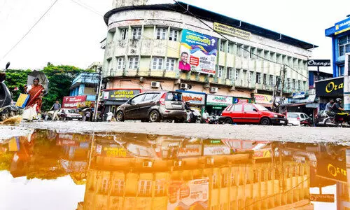 വെള്ളക്കെട്ടിൽ ഒളിഞ്ഞുകിടപ്പുണ്ട് റോഡുകൾ വെള്ളക്കെട്ടിൽ ഒളിഞ്ഞുകിടപ്പുണ്ട് റോഡുകൾ
