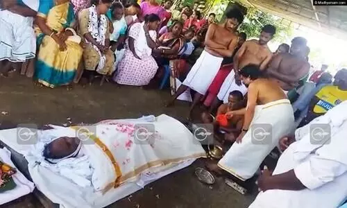 വെള്ളപ്പൊക്കം: 72കാരന്‍റെ സംസ്കാര ചടങ്ങുകൾ നടത്തിയത് പാലത്തിൽ