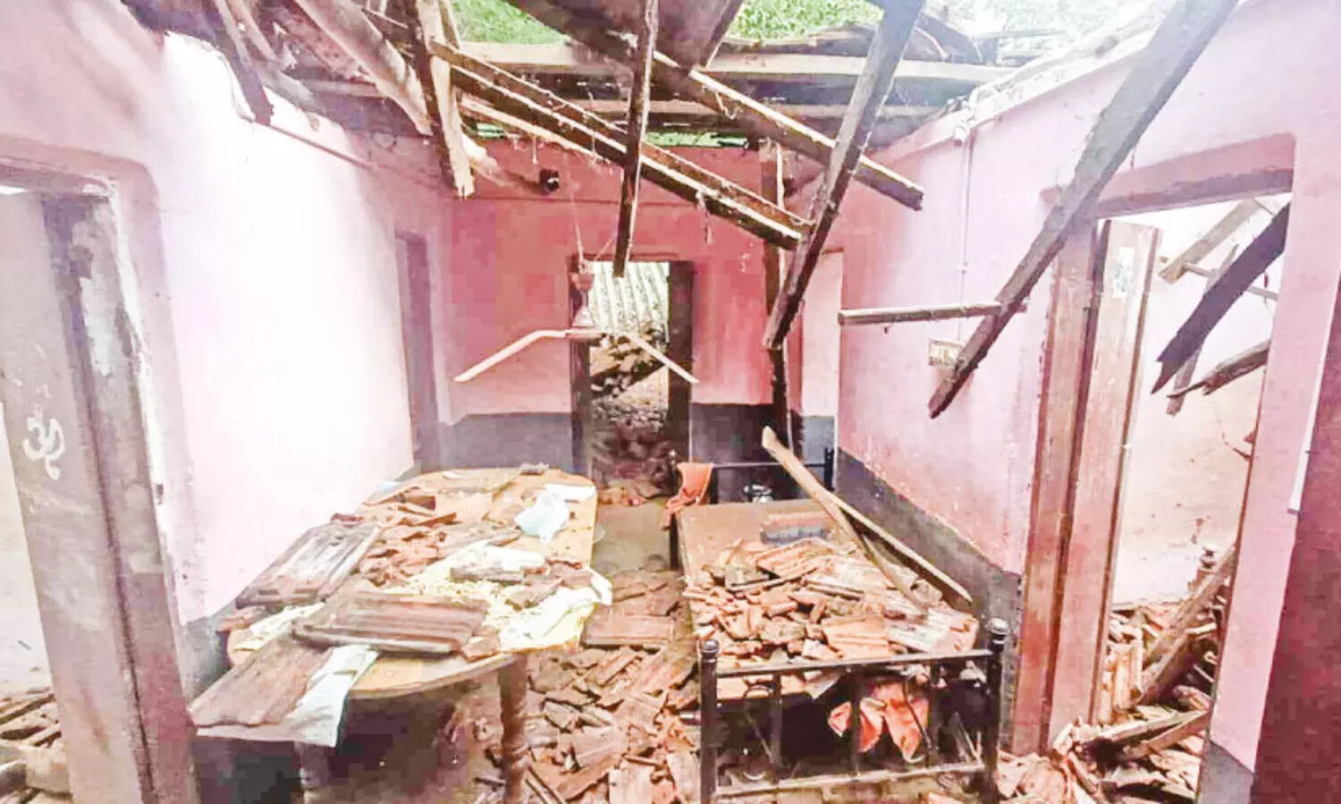 ക​ന​ത്ത മ​ഴ​യി​ൽ വീട് തകർന്നു; രണ്ടുപേർക്ക് പരിക്ക്