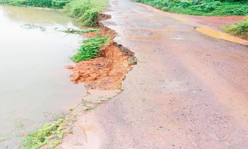 വീണ്ടും പുഴയിലേക്ക് ഇടിഞ്ഞു; വില്ലേരിത്താഴം റോഡിൽ യാത്ര ദുഷ്കരം